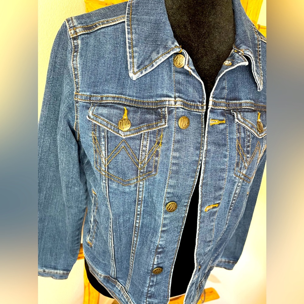 Wrangler Denim Jean Jacket with W on pocket women’s size Medium